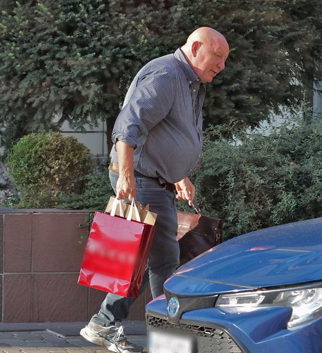 Jasnowidz Jackowski przyłapany w Warszawie. Młodsza, atrakcyjna kobieta i luksusowe zakupy