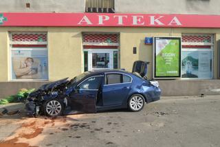 Warszawa: BMW prawie rozbiło aptekę. Dwie osoby są ranne 