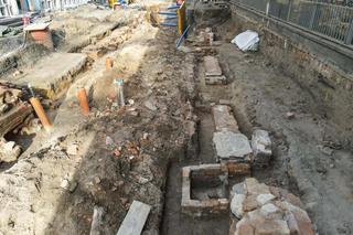Prace archeologiczne na Starym Rynku w Poznaniu. Odsłonięto mury i fundamenty średniowiecznych kramów kupieckich