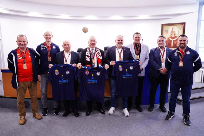 Siatkarze KPS-u z medalami na szyi, dziękowali kibicom za udany sezon