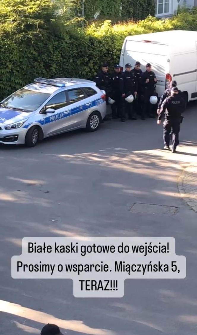 Skłotersi zajęli budynek na Mokotwie. Policja: "Wylewano na nas farbę i fekalia"