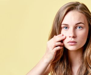 Pryszcze podskórne: jak powstają? Jak je leczyć?