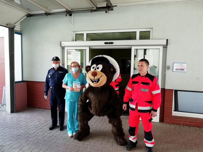 Na Podkarpaciu w Wielkanoc z policjatami wędrował miś. Miał wielką misję [WIDEO]