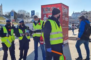 W walentynki policja przypomina, że kochać musimy się też na drodze