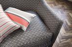 Lekka sofa obita tkaniną w zygzaki