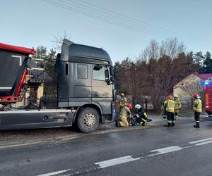 Wypadek ciężarówki i dwóch osobówek w Wąchocku! W akcji grupa chemiczna ze Skarżyska