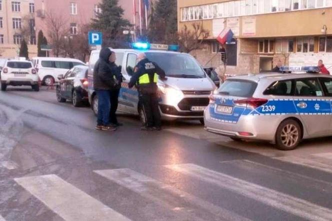 Bandycki napad na taksówkarza pod dworcem w Warszawie. Sprawcy mieili od 15 do 17 lat 