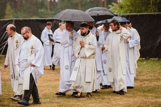 Trwa Festiwal Życia w Kokotku 2025. Festiwalu chrześcijańskiego nie zatrzymała nawet ulewa PROGRAM