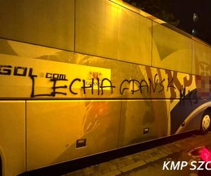 Chuligani w akcji. Zniszczyli autokar Lechii Gdańsk i wszystko nagrali! Ogromne straty