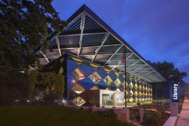 Szklana elewacja i drewno. Francis Gregory Library w Waszyngtonie projektu Adjaye Associates