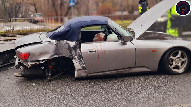 Roztrzaskał sportowe auto na latarni! Ogromny wypadek na Grochowie