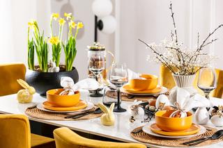 Wielkanocny stół pięknie nakryty - wyraziste żółcienie