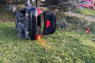 26-latek chciał odebrać ze szkoły cudze dziecko i wszczął awanturę! Dachował po zderzeniu z radiowozem