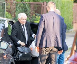Premier Morawiecki spotkał się z Kaczyńskim na Nowogrodzkiej. Prezes PiS wyszedł z zakupami z piekarni