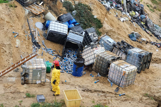 Policja zatrzymała 5 osób w sprawie nielegalnego przewożenia i składawania odpadów