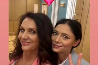 M jak miłość na planie. Iza (Adriana Kalska), Aleksandra (Małgorzata Pieczyńska)