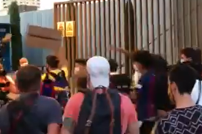 Wściekli kibice Barcelony wkraczają na Camp Nou