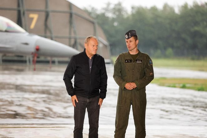 Donald Tusk w bazie lotnictwa w Łasku