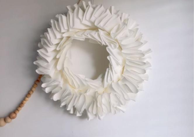 DIY. Świąteczny wieniec – dekoracja na Boże Narodzenie w duchu zero waste. Zrób to sam krok po kroku