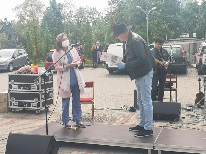 Koncert na parkingu Szpitala Dziecięcego w Olsztynie