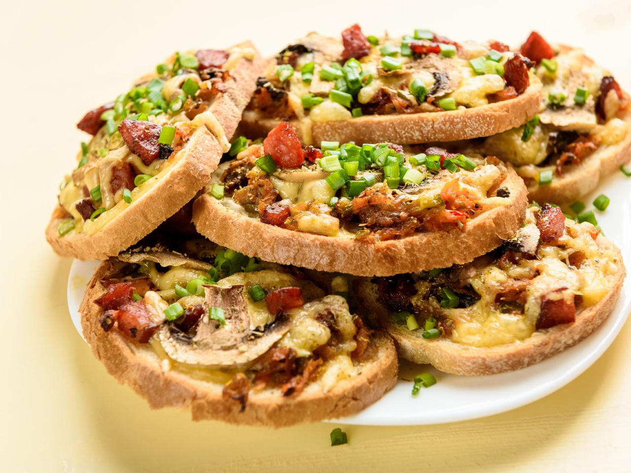 Ekspresowe grzanki z sycącym farszem - pomysł na niedrogi posiłek!