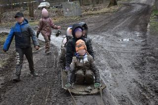 Nietypowy kulig na Śląsku. Zamiast śniegu błoto, a zamiast konia samochód terenowy. 