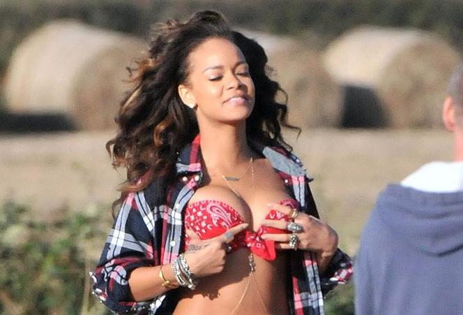 Prawie naga Rihanna w polu
