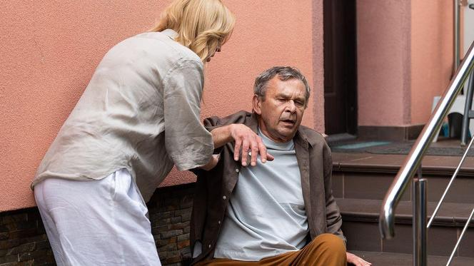 Barwy szczęścia odc. 2932. Agnieszka (Katarzyna Tlałka), Czesław Zarzeczny (Marian Jaskulski)