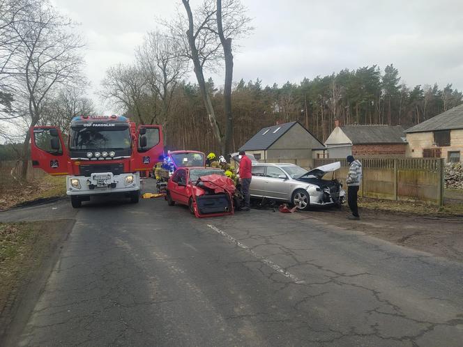 Czołowe zderzenie samochodów w Osieku. Wśród poszkodowanych kobieta w ciąży