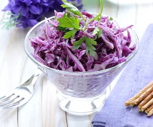 Sałatka z czerwonej kapusty na zimę siostry Anastazji. Cały sekret tkwi w jednym składniku