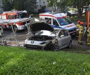Niebezpieczne zdarzenie w Gostyniu. Samochód staranował latarnię i przystanek autobusowy
