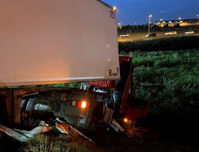 Ciężarówka runęła z nasypu na węźle pod Warszawą