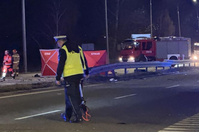 Tragiczny wypadek na Mazowszu. Karetka na sygnale dachowała w rowie. Jeden ratownik zginął na miejscu