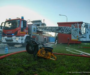  Kawle. Pożar zakładu przetwórstwa drobiowego. 120 strażaków walczy z żywiołem w czwartek, 14 sierpnia. Jeden z nich zaginął [ZDJĘCIA]