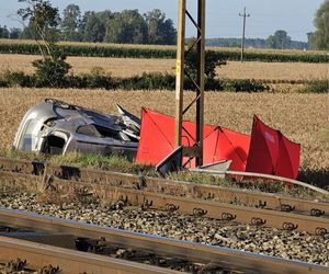 Tragedia na przejeździe kolejowym pod Gnieznem. Nie żyje kierowca osobówki!