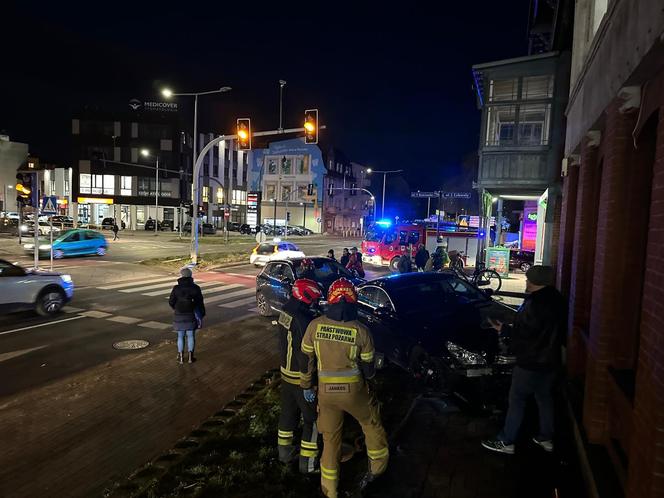 Szokujący wypadek przy ul. Grudziądzkiej. Kierowca volvo zasłabł