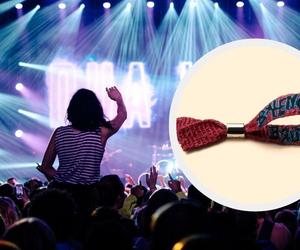Balenciaga sprzedaje bransoletki przypominające opaski festiwalowe. Cena zwali Was z nóg!