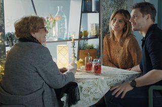 M jak miłość odc. 1871. Kama (Michalina Sosna), klientka agencji (Małgorzata Matuszewska-Knothe), Marcin (Mikołaj Roznerski)