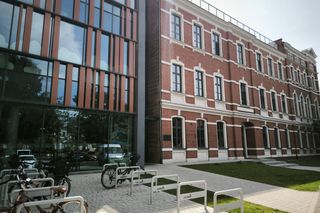 Wakacje z biblioteką. Bez zapisów, z różnorodną ofertą i Bajkomotywą w plenerze