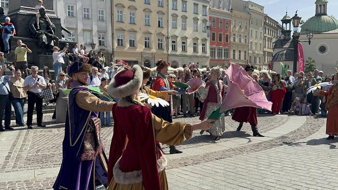 "Polonez wiosenny" na Rynku Głównym w Krakowie