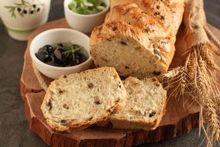 Włoski przepis na obłędne domowe pieczywo. Chleb z oliwkami Filone di pane