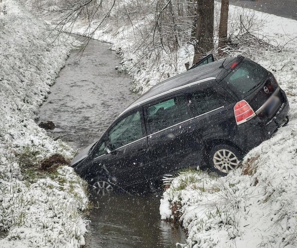 Opel wpadł do potoku po zderzeniu z innym samochodem. Kierowca został uwięziony