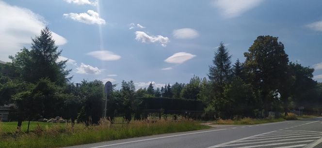 O krok od tragedii na Mazowszu. Roman wypadł z drogi, bo fotografował chmurę w kształcie UFO