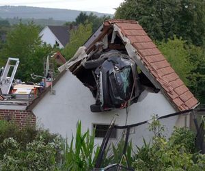 Koszmar w ogrodzie. 84-latek staranował dziecko, a auto wbiło się w dach stodoły