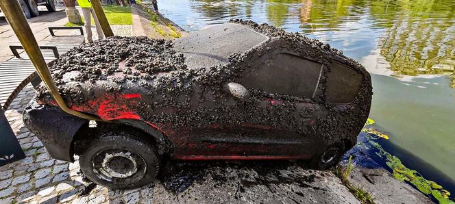 Mieszkaniec Elbląga odzyskał fiata seicento po 15 latach! Auto było zatopione w rzece [ZDJĘCIA]. 