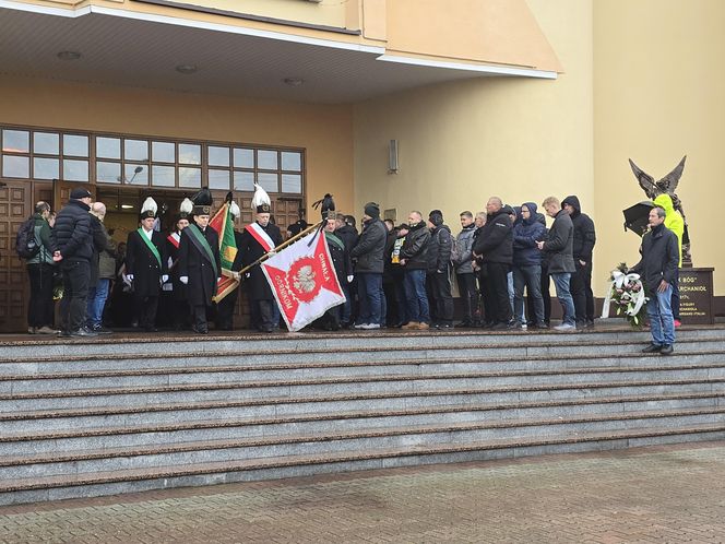 Pogrzeb Jana Furtoka w Katowicach. Tłumy kibiców i działaczy żegna legendę GKS Katowice