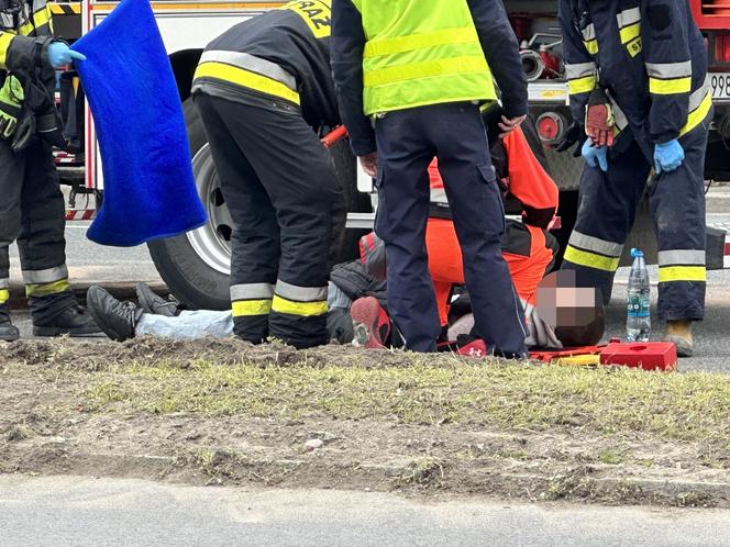 Wymusił pierwszeństwo, był wycinany z auta. Z minuty na minutę coraz gorzej się czuł