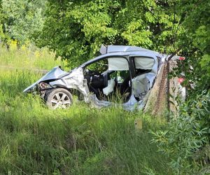 Peugeot i nissan roztrzaskane na drodze. Dramatyczny wypadek pod Sochaczewem 