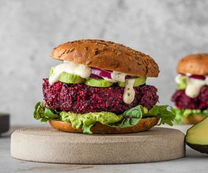 Burgery z buraka. Obłędny kolor i mnóstwo smaku, a przepis prosty jak barszcz