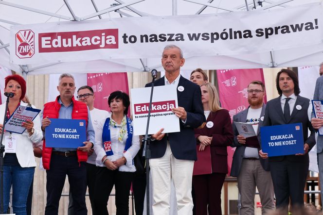 Protest ZNP przed Ministerstwem Edukacji